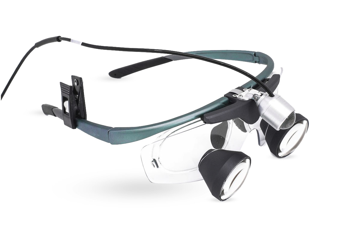 Indivi-optics 2.2x ist die erste Lupenbrille einer neuen Generation. mit Leuchte und zubehör